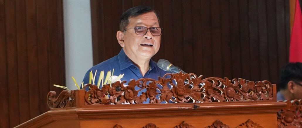 Bupati Buleleng I Nyoman Sutjidra pada Rapat Pembahasan KUA-PPAS Perubahan APBD Tahun Anggaran 2026 yang berlangsung di Ruang Sidang DPRD Kabupaten Buleleng, Rabu (23/9).