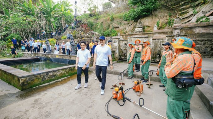 Bupati Wayan Adi Arnawa bersama Wabup Bagus Alit Sucipta dan para ASN serta komponen masyarakat menggelar aksi bersih-bersih lingkungan serta pembersihan sampah plastik di kawasan Puspem Badung, Jumat (9/10).