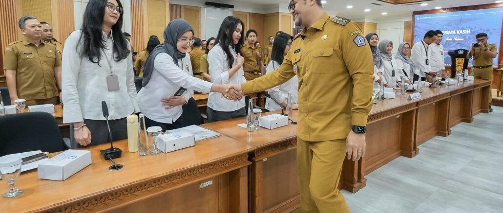 Wabup Bagus Alit Sucipta didampingi Sekda IB. Surya Suamba saat menerima exit meeting BPK RI Perwakilan Bali di Ruang Kriya Gosana, Puspem Badung, Senin (5/10)- iST