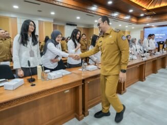 Wabup Bagus Alit Sucipta didampingi Sekda IB. Surya Suamba saat menerima exit meeting BPK RI Perwakilan Bali di Ruang Kriya Gosana, Puspem Badung, Senin (5/10)- iST