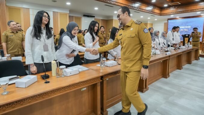 Wabup Bagus Alit Sucipta didampingi Sekda IB. Surya Suamba saat menerima exit meeting BPK RI Perwakilan Bali di Ruang Kriya Gosana, Puspem Badung, Senin (5/10)- iST