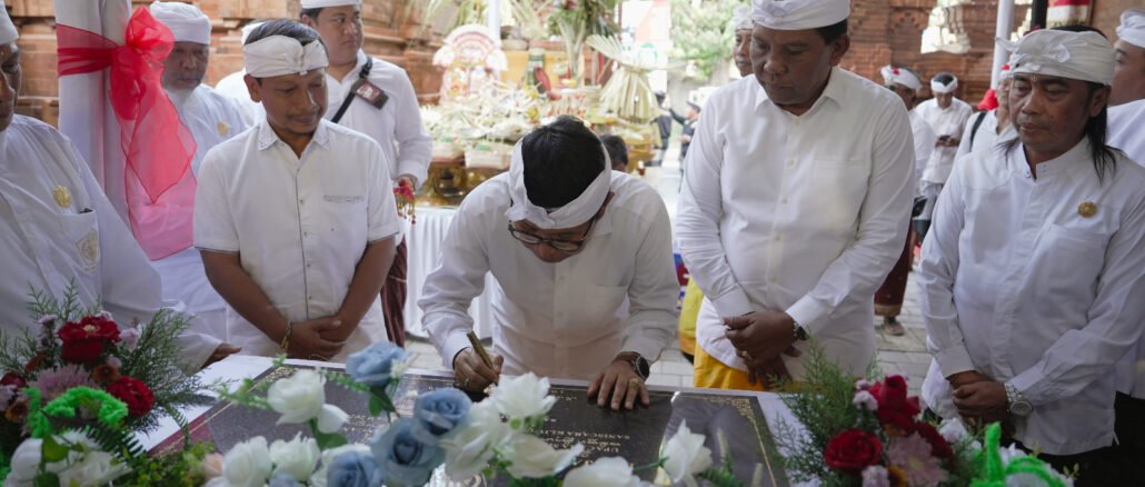 Bupati Wayan Adi Arnawa saat resmikan Banjar Adat Jaba Jero, Kuta, Sabtu (10/10).