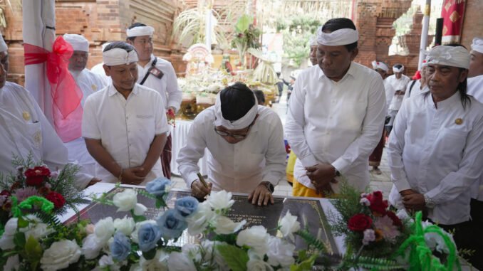 Bupati Wayan Adi Arnawa saat resmikan Banjar Adat Jaba Jero, Kuta, Sabtu (10/10).