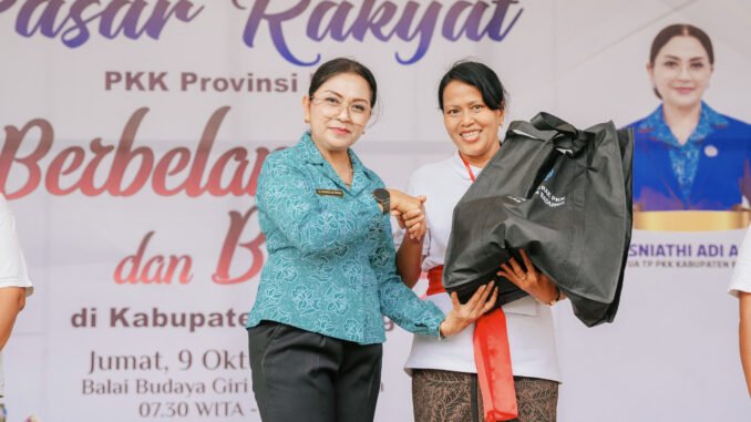 Pasar Rakyat bertajuk "Berbelanja dan Berbagi" Ke-8 Tahun 2026 di area Lapangan Balai Budaya Giri Nata Mandala, Puspem Badung, Jumat (9/10).