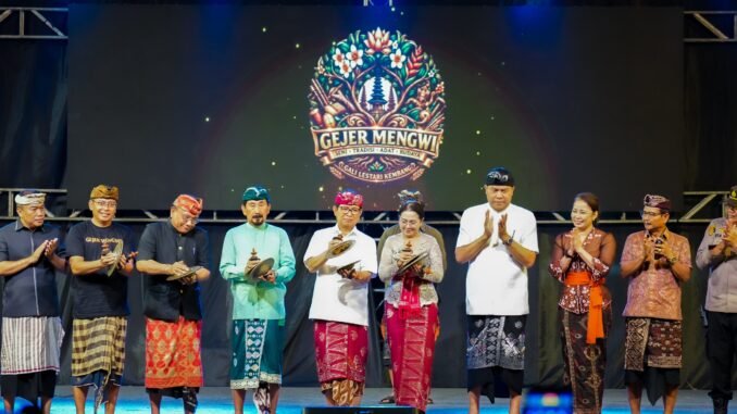 Bupati Wayan Adi Arnawa membuka secara resmi Lomba Baleganjur Gejer Mengwi di areal parkir Lapangan Umum Mengwi, Sabtu (24/10) - IST