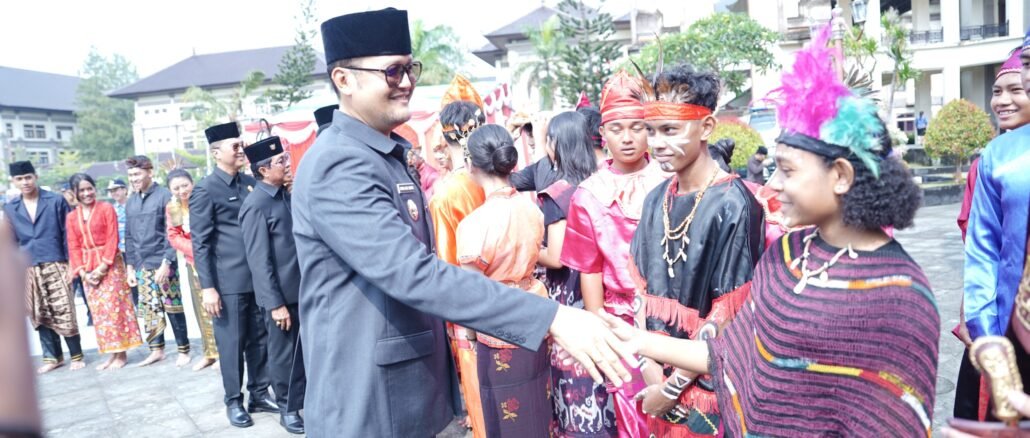 Wabup Bagus Alit Sucipta menjadi Inspektur Upacara saat upacara peringatan Hari Sumpah Pemuda Ke-98 di Lapangan Mangupraja Mandala, Puspem Badung, Rabu (28/10).