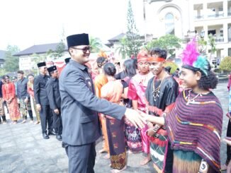 Wabup Bagus Alit Sucipta menjadi Inspektur Upacara saat upacara peringatan Hari Sumpah Pemuda Ke-98 di Lapangan Mangupraja Mandala, Puspem Badung, Rabu (28/10).