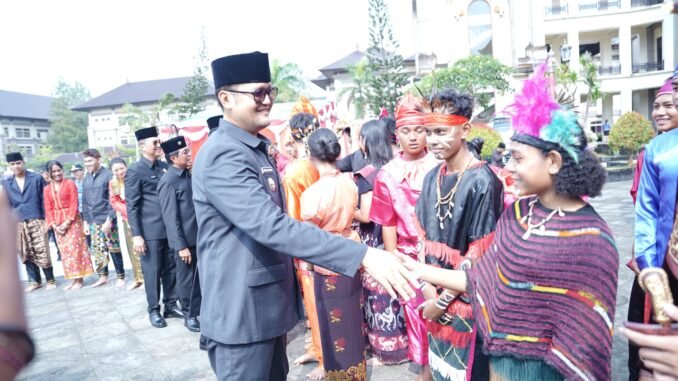 Wabup Bagus Alit Sucipta menjadi Inspektur Upacara saat upacara peringatan Hari Sumpah Pemuda Ke-98 di Lapangan Mangupraja Mandala, Puspem Badung, Rabu (28/10).