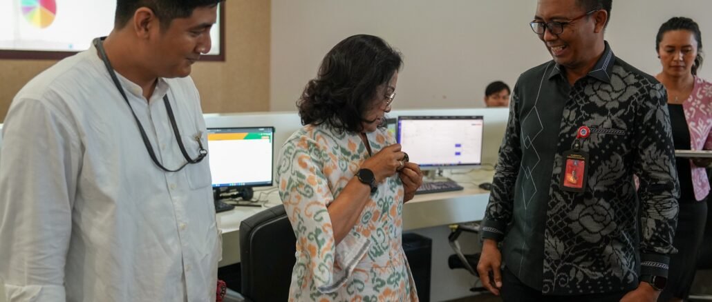 Bunda Literasi Digital Kabupaten Badung, Nyonya Rasniathi Adi Arnawa saat membuka pelatihan dan penguatan mental bagi petugas BCC di Kantor Diskominfo Badung, Selasa (6/10) - IST