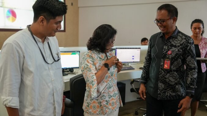 Bunda Literasi Digital Kabupaten Badung, Nyonya Rasniathi Adi Arnawa saat membuka pelatihan dan penguatan mental bagi petugas BCC di Kantor Diskominfo Badung, Selasa (6/10) - IST