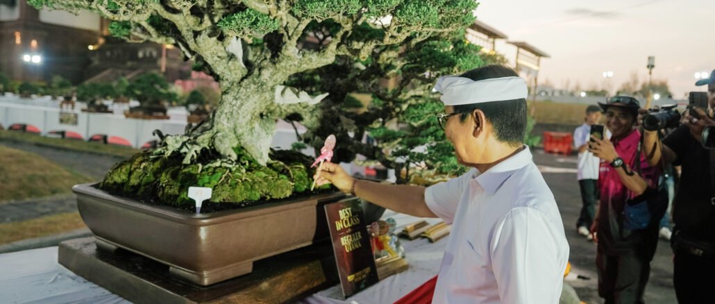 Bupati Wayan Adi Arnawa saat Kontes dan Pameran Nasional Pesona Bonsai dan Suiseki Badung 2026 di Lapangan Balai Budaya Giri Nata Mandala, Puspem Kabupaten Badung, Rabu (21/10) - IST