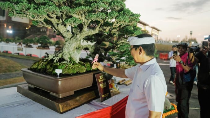 Bupati Wayan Adi Arnawa saat Kontes dan Pameran Nasional Pesona Bonsai dan Suiseki Badung 2026 di Lapangan Balai Budaya Giri Nata Mandala, Puspem Kabupaten Badung, Rabu (21/10) - IST