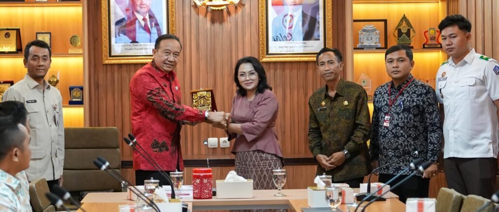 Nyonya Rasniathi Adi Arnawa mendampingi anggota Paskibraka Kabupaten Badung angkatan tahun 2025 saat studi kebangsaan dan kepemimpinan ke Kampus IPDN dan Kantor Pusat BPIP RI di Jakarta, Rabu (7/10).