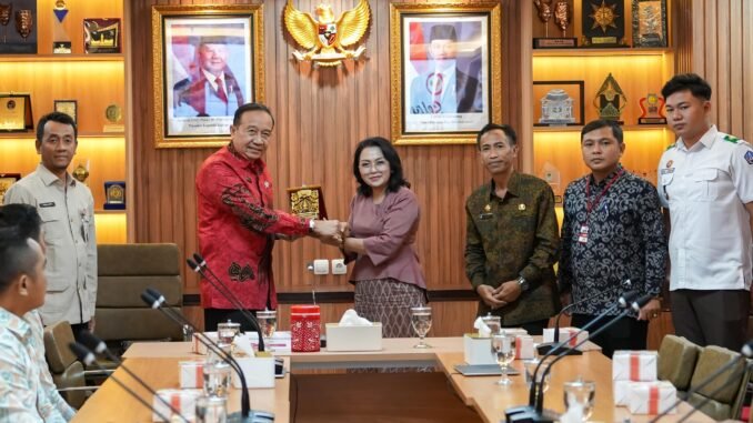 Nyonya Rasniathi Adi Arnawa mendampingi anggota Paskibraka Kabupaten Badung angkatan tahun 2025 saat studi kebangsaan dan kepemimpinan ke Kampus IPDN dan Kantor Pusat BPIP RI di Jakarta, Rabu (7/10).