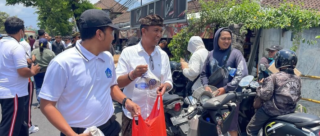 Asisten Bidang Administrasi Umum I Wayan Wijana saat pengerahan ASN OPD Kabupaten Badung ke 38 titik SPBU di enam kecamatan dj wilayah Badung, Kamis (15/10).