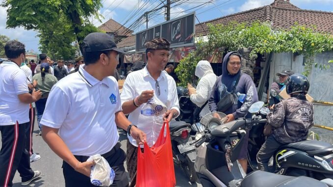 Asisten Bidang Administrasi Umum I Wayan Wijana saat pengerahan ASN OPD Kabupaten Badung ke 38 titik SPBU di enam kecamatan dj wilayah Badung, Kamis (15/10).