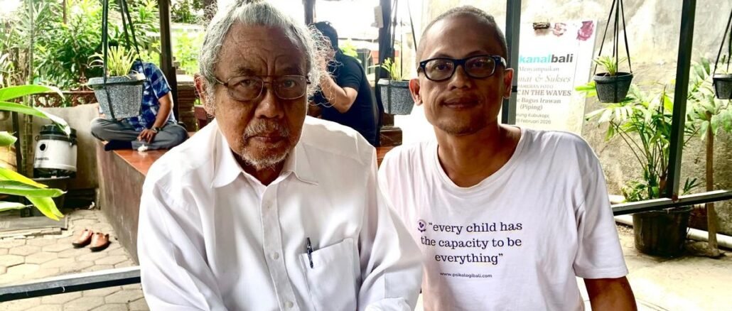 Angga Wijaya (kanan) bersama Mpu Jaya Prema Ananda - IST
