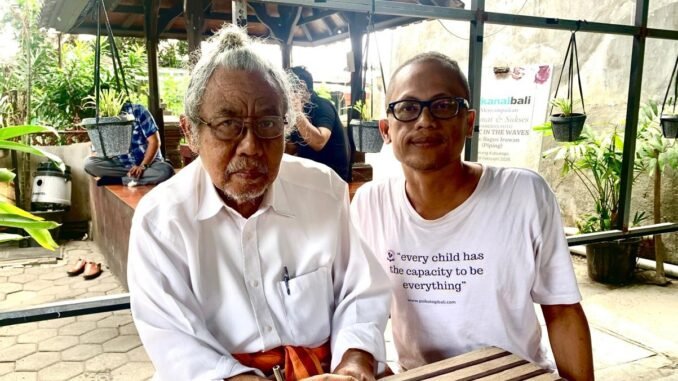 Angga Wijaya (kanan) bersama Mpu Jaya Prema Ananda - IST
