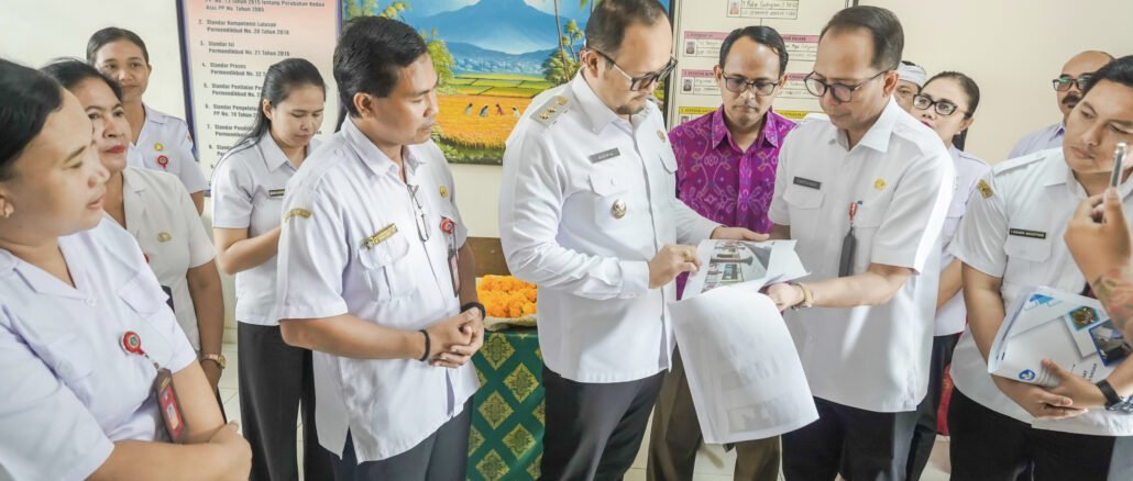 Wabup Bagus Alit Sucipta meninjau hasil Program Revitalisasi Satuan Pendidikan dan pemanfaatan Papan Interaktif Digital di SD No. 3 Abiansemal, Rabu (14/10).