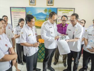 Wabup Bagus Alit Sucipta meninjau hasil Program Revitalisasi Satuan Pendidikan dan pemanfaatan Papan Interaktif Digital di SD No. 3 Abiansemal, Rabu (14/10).