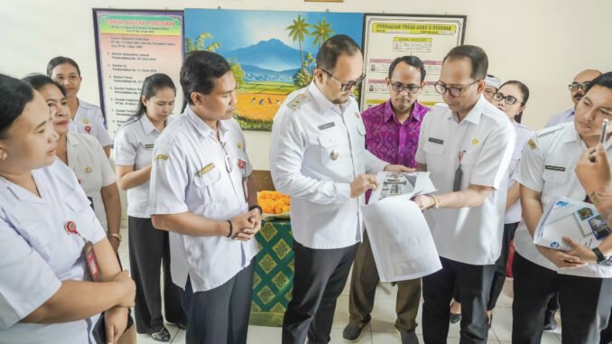 Wabup Bagus Alit Sucipta meninjau hasil Program Revitalisasi Satuan Pendidikan dan pemanfaatan Papan Interaktif Digital di SD No. 3 Abiansemal, Rabu (14/10).