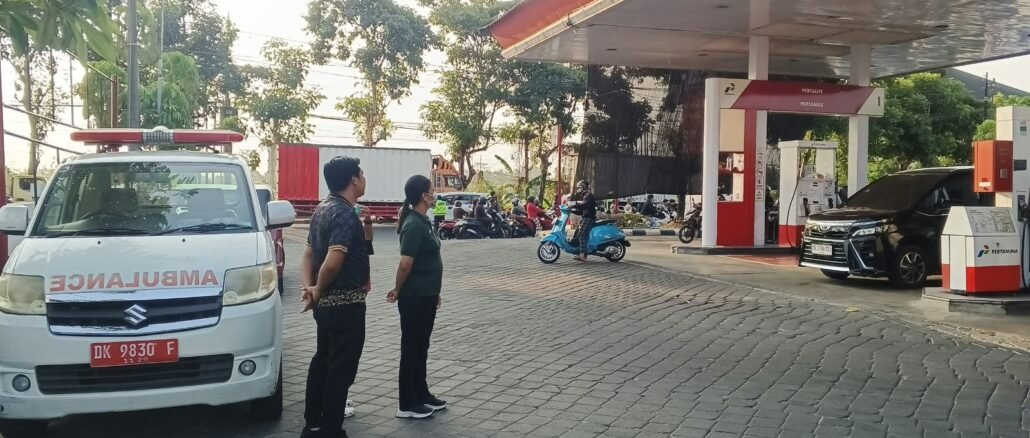 Petugas Kesehatan siaga di SPBU Lukluk, Rabu (14/10).- IST