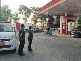 Petugas Kesehatan siaga di SPBU Lukluk, Rabu (14/10).- IST