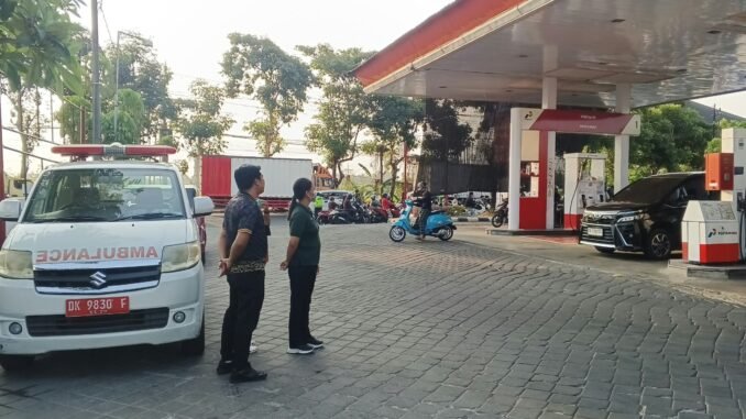 Petugas Kesehatan siaga di SPBU Lukluk, Rabu (14/10).- IST