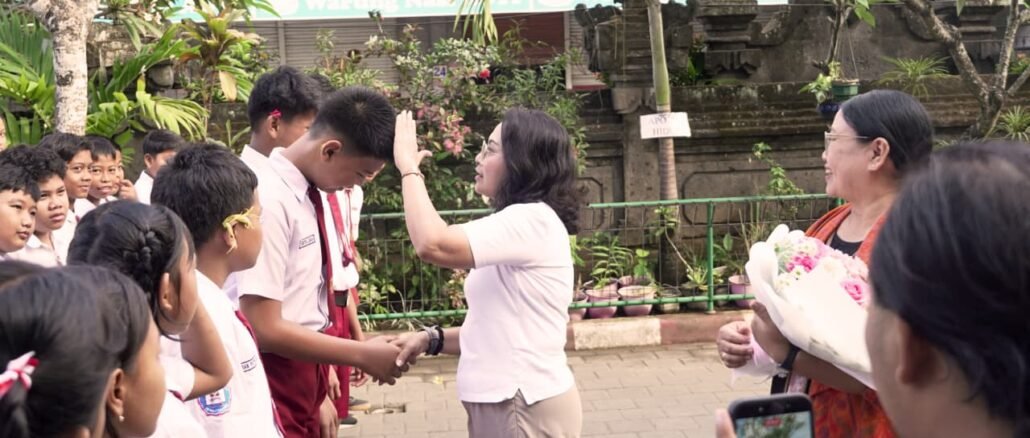 Ketua YKI Kabupaten Badung, Nyonya Rasniathi Adi Arnawa, memimpin langsung pelaksanaan Pembinaan Penanggulangan Kanker Terpadu Paripurna Sekolah di SD No. 1 Dalung, Kecamatan Kuta Utara, Selasa (20/10).