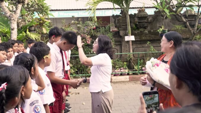 Ketua YKI Kabupaten Badung, Nyonya Rasniathi Adi Arnawa, memimpin langsung pelaksanaan Pembinaan Penanggulangan Kanker Terpadu Paripurna Sekolah di SD No. 1 Dalung, Kecamatan Kuta Utara, Selasa (20/10).