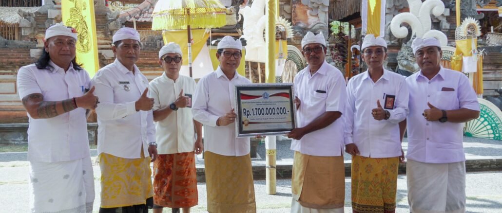 Bupati Wayan Adi Arnawa saat menghadiri karya Caru Rsi Gana, Melaspas dan Mendem Pedagingan serangkaian Upacara Ngenteg Linggih di Pura Pucak Arantaja, Banjar Petang Suci, Desa Petang, Senin (19/10) - aIST