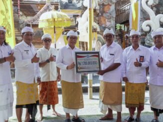 Bupati Wayan Adi Arnawa saat menghadiri karya Caru Rsi Gana, Melaspas dan Mendem Pedagingan serangkaian Upacara Ngenteg Linggih di Pura Pucak Arantaja, Banjar Petang Suci, Desa Petang, Senin (19/10) - aIST