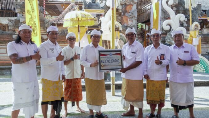 Bupati Wayan Adi Arnawa saat menghadiri karya Caru Rsi Gana, Melaspas dan Mendem Pedagingan serangkaian Upacara Ngenteg Linggih di Pura Pucak Arantaja, Banjar Petang Suci, Desa Petang, Senin (19/10) - aIST
