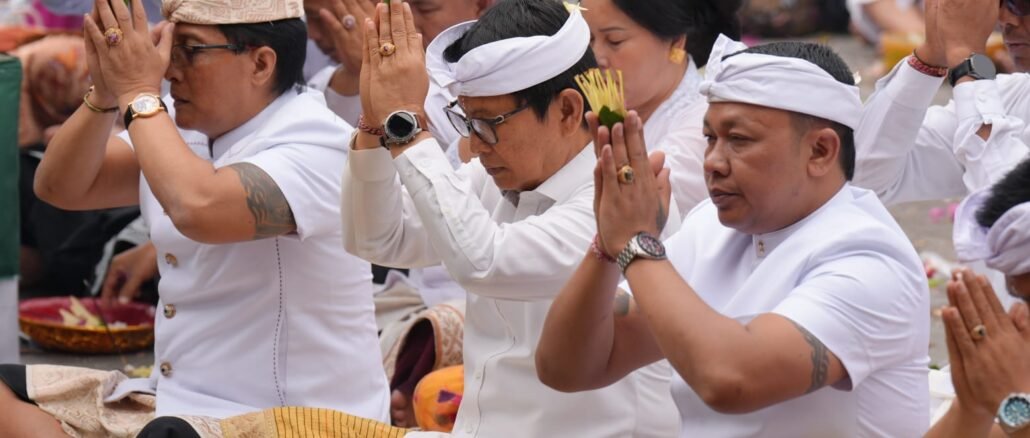 Bupati Wayan Adi Arnawa menghadiri rangkaian upacara di Pura Dugul Subak Sulangai, Desa Sulangai dan Pura Sad Kahyangan Pucak Mangu, Desa Pelaga, Petang, Minggu (25/10) - IST