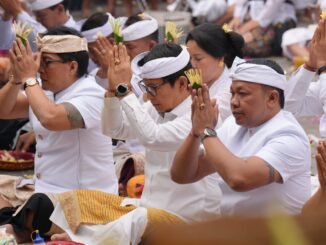 Bupati Wayan Adi Arnawa menghadiri rangkaian upacara di Pura Dugul Subak Sulangai, Desa Sulangai dan Pura Sad Kahyangan Pucak Mangu, Desa Pelaga, Petang, Minggu (25/10) - IST