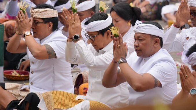 Bupati Wayan Adi Arnawa menghadiri rangkaian upacara di Pura Dugul Subak Sulangai, Desa Sulangai dan Pura Sad Kahyangan Pucak Mangu, Desa Pelaga, Petang, Minggu (25/10) - IST