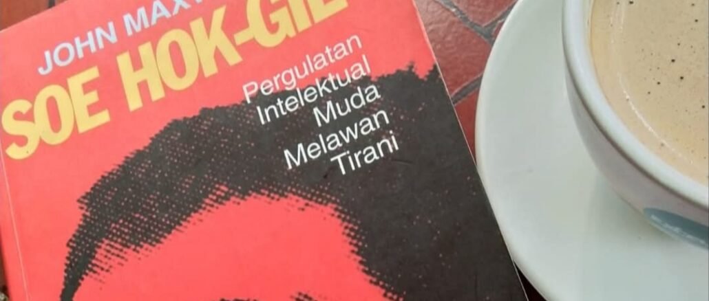 (Foto: salah satu buku koleksi penulis tentang Soe Hok-Gie)