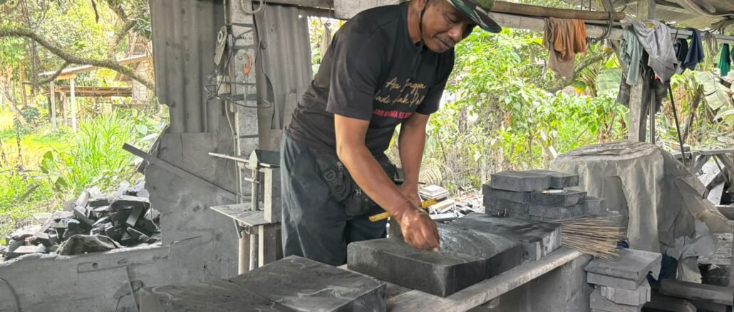 I Nengah Mudiarsa kini mengembangkan usaha batu alam secara mandiri di Banjar Dukuh, Desa Bunutin, Bangli. - IST