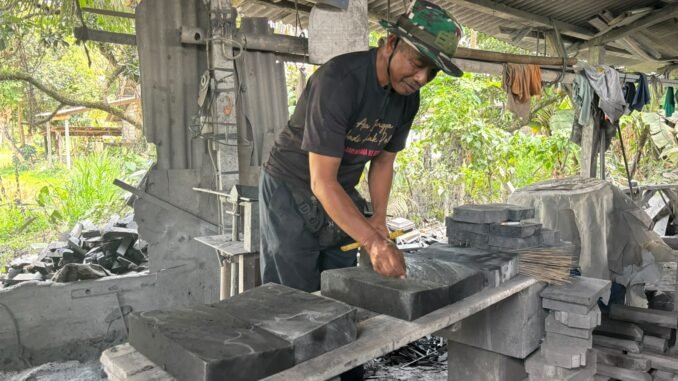 I Nengah Mudiarsa kini mengembangkan usaha batu alam secara mandiri di Banjar Dukuh, Desa Bunutin, Bangli. - IST
