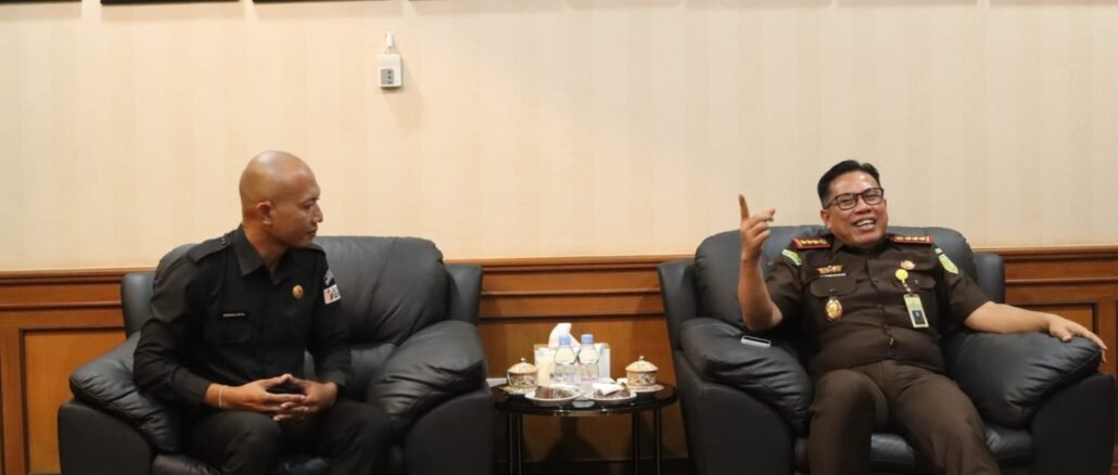 Ketua Bawaslu Badung Wayan Semara Cita (kiri) bersama Kepala Kejaksaan Negeri Badung, I Wayan Sumertayasa, S.H., M.H., - IST