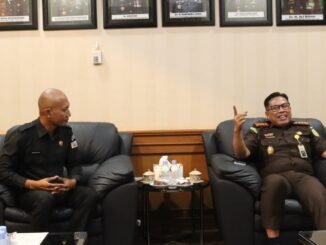 Ketua Bawaslu Badung Wayan Semara Cita (kiri) bersama Kepala Kejaksaan Negeri Badung, I Wayan Sumertayasa, S.H., M.H., - IST
