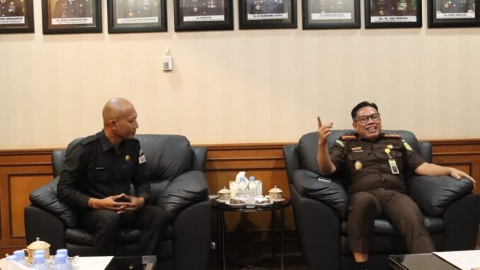 Ketua Bawaslu Badung Wayan Semara Cita (kiri) bersama Kepala Kejaksaan Negeri Badung, I Wayan Sumertayasa, S.H., M.H., - IST