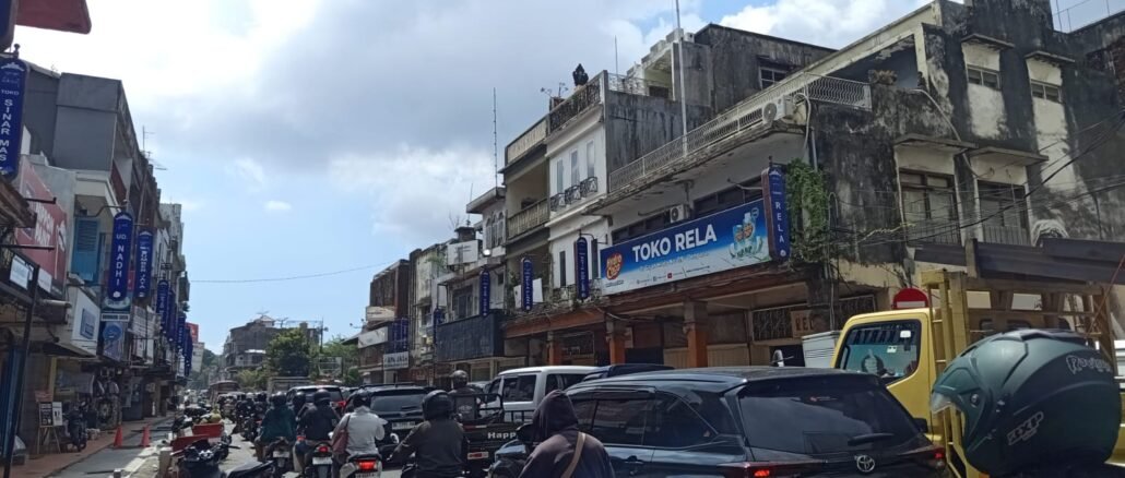 Antrean kendaraan pribadi mencari BBM - IST