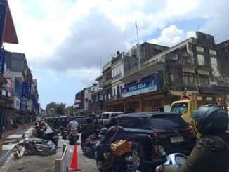 Antrean kendaraan pribadi mencari BBM - IST