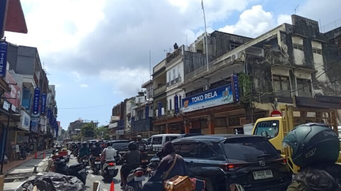 Antrean kendaraan pribadi mencari BBM - IST