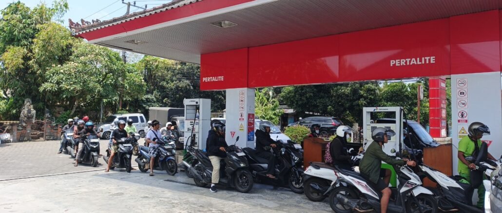 Antrean kendaraan di SPBU di Klungkung - IST