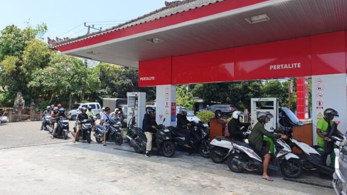 Antrean kendaraan di SPBU di Klungkung - IST