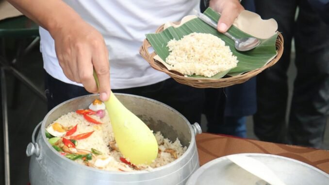 Ilustrasi kegiatan makan gratis. (Foto: Mufid Majnun/Unsplash)