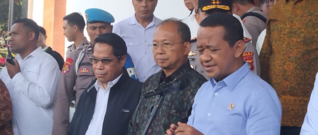 Menteri Koordinator Bidang Hilirisasi dan Transisi Energi merangkap Menteri Energi dan Sumber Daya Mineral (ESDM) Bahlil Lahadalia di jajaran terkait di depo atau Terminal BBM Pesanggaran Pertamina, di Kota Denpasar, Bali, Senin (19/10)- ISt