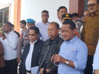 Menteri Koordinator Bidang Hilirisasi dan Transisi Energi merangkap Menteri Energi dan Sumber Daya Mineral (ESDM) Bahlil Lahadalia di jajaran terkait di depo atau Terminal BBM Pesanggaran Pertamina, di Kota Denpasar, Bali, Senin (19/10)- ISt